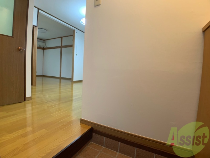 玄関　玄関から撮影しました。敷居が高くなくて安心ですね。