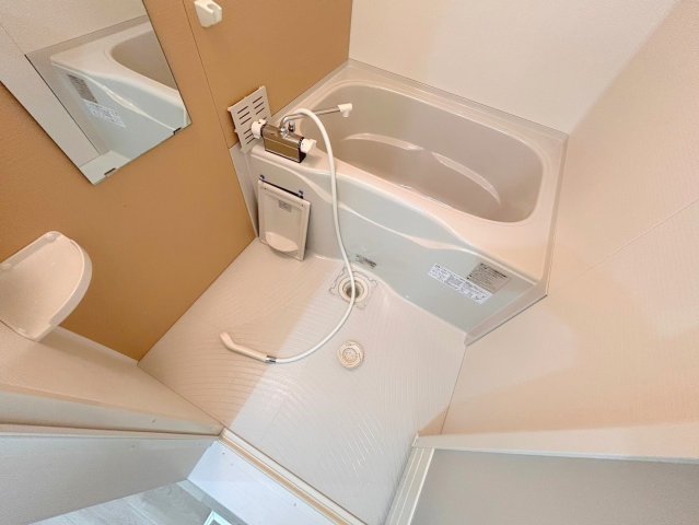 バス・シャワールーム　広めのお風呂は一日の疲れを癒してくれます。