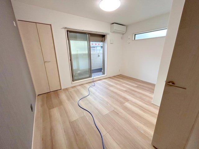 居室・リビング　明るく広々としたリビングです。