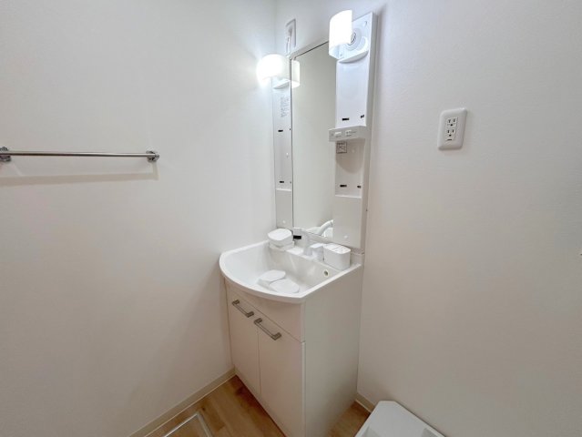 洗面設備　身支度が出来る独立洗面台です。