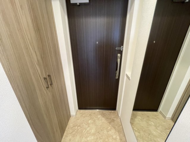 玄関　イメージとして同マンション他部屋を表示しています