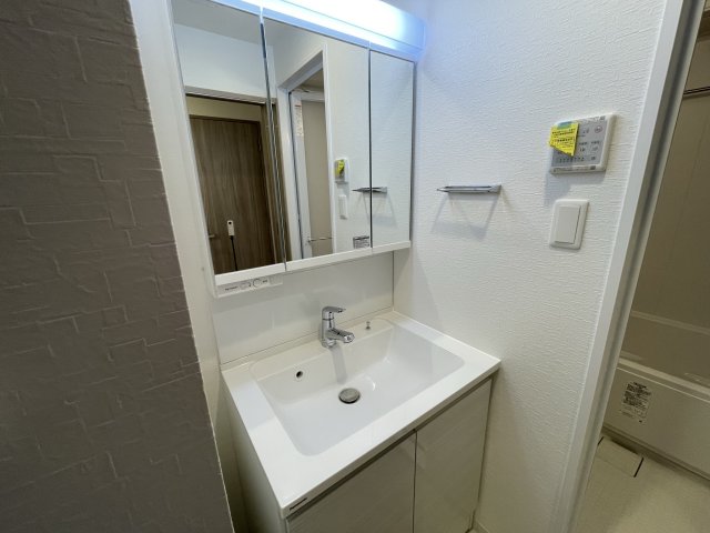 洗面設備　イメージとして同マンション他部屋を表示しています