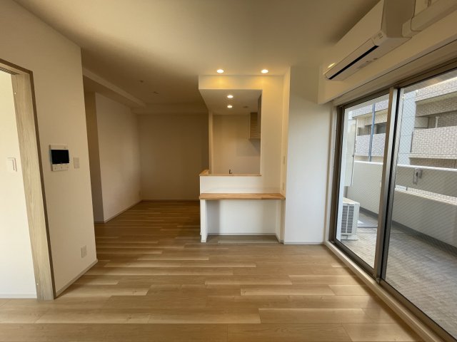 居室・リビング　イメージとして同マンション他部屋を表示しています