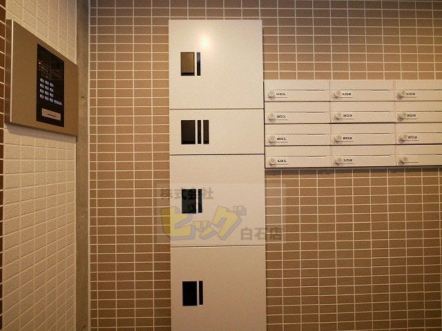 エントランス　留守中でも荷物が受け取れて便利な宅配ＢＯＸ完備しています♪