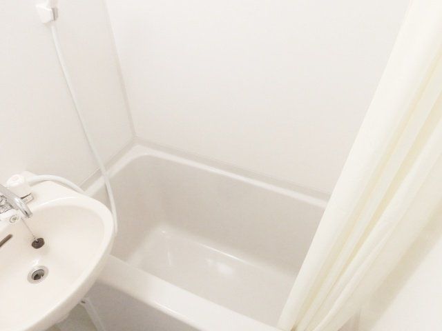 バス・シャワールーム　３点式ユニットバスです