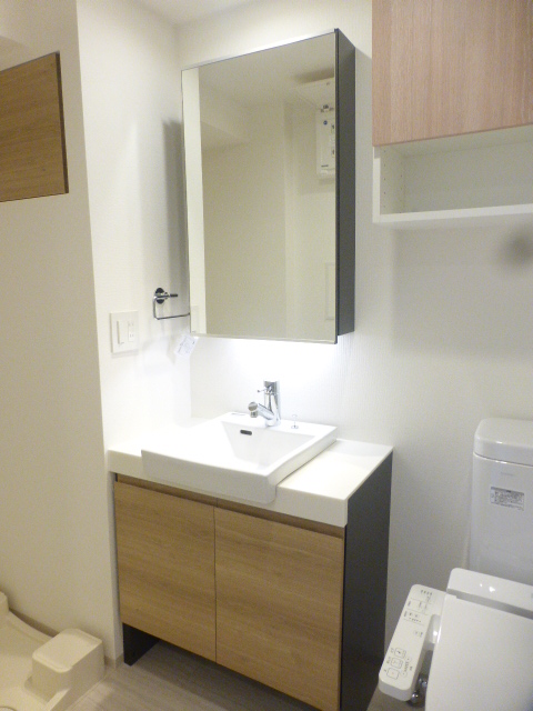 洗面設備　明るい洗面所です