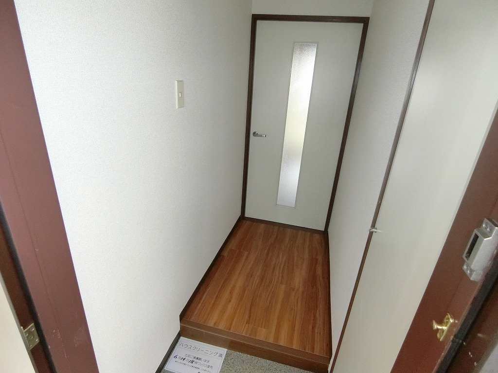 玄関　シューズＢＯＸあり。室内が見えない玄関内廊下。