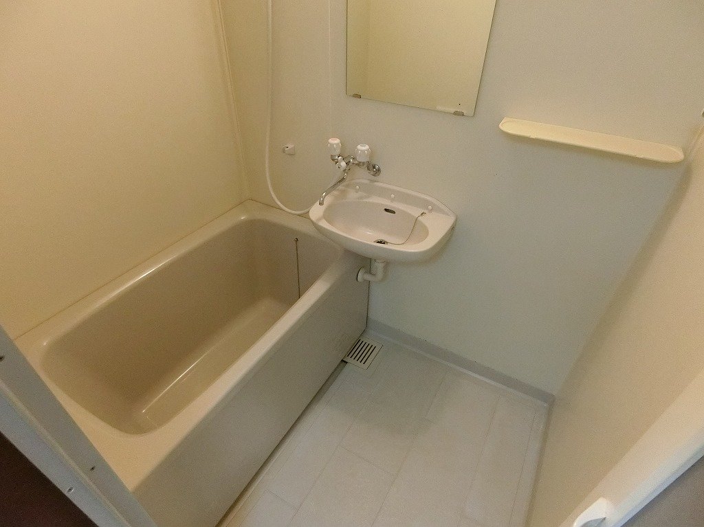 バス・シャワールーム　清潔感のある２点ユニットバス