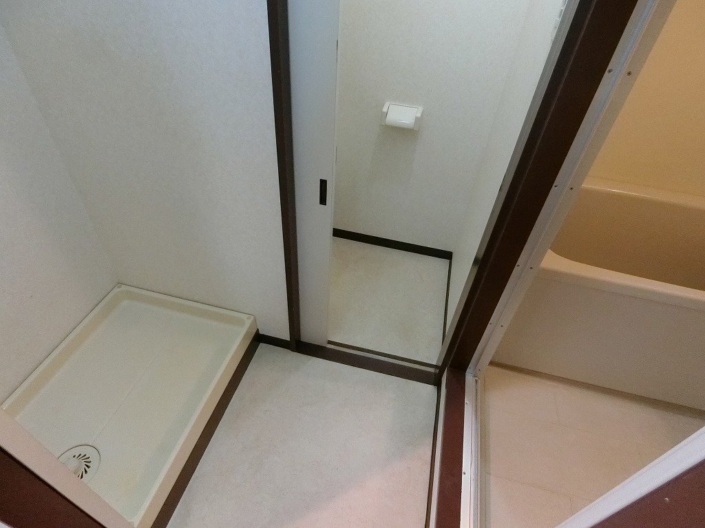 洗面設備　扉付き脱衣所　洗濯機置場