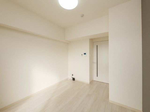 居室・リビング　落ち着いた色調の洋室です