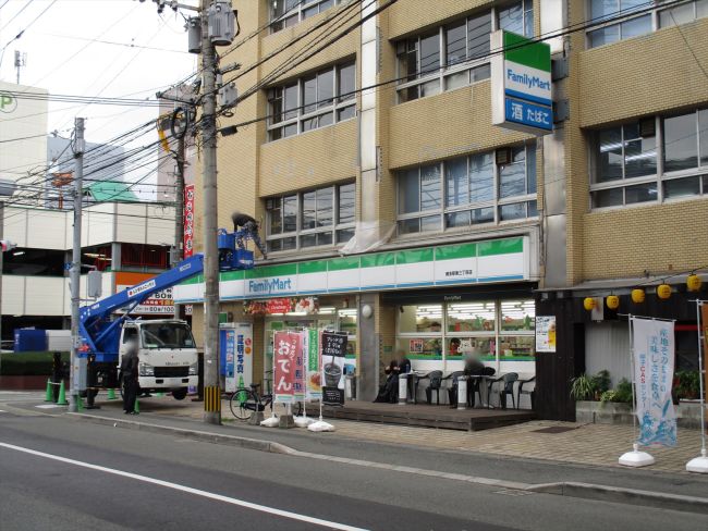コンビニ　ファミリーマート博多東住吉店（コンビニ）まで183m