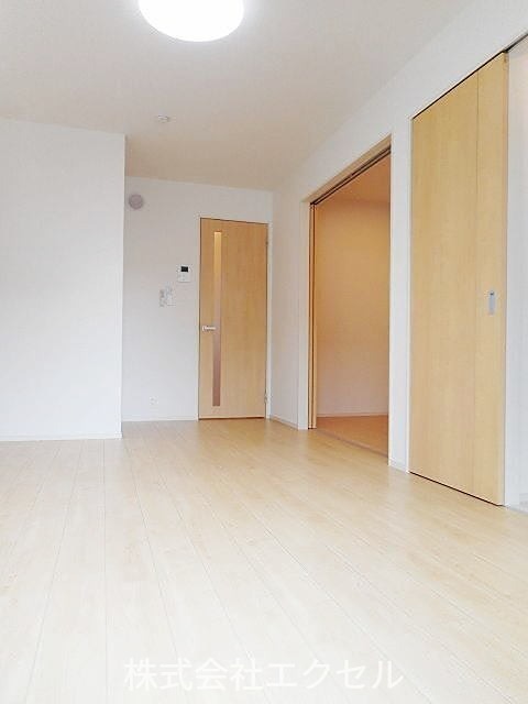 居室・リビング　エアコン付き、明るいお部屋です。