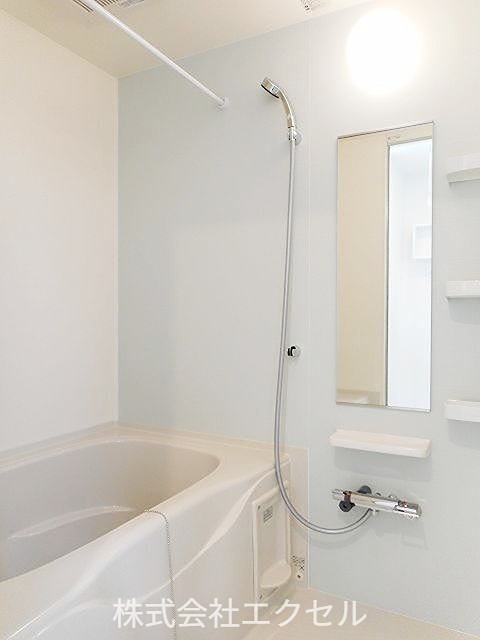 バス・シャワールーム　追い焚き、浴室乾燥機完備です。
