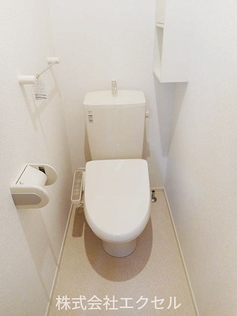 トイレ　温水洗浄便座です。