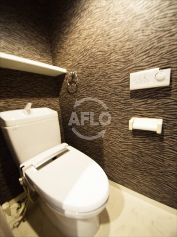 トイレ　Zeus難波CUBE（ゼウス難波キューブ）　温水洗浄便座