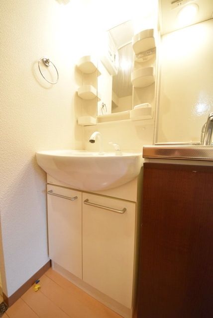洗面設備　同物件別部屋のお写真になります。現況優先です。
