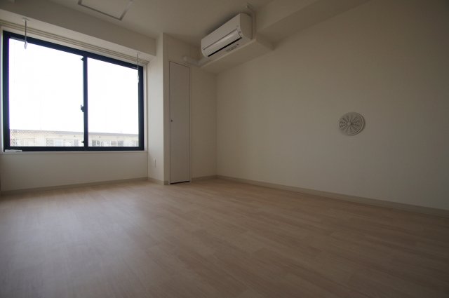 居室・リビング　落ち着いた色合いの床材を使用した居住空間です。