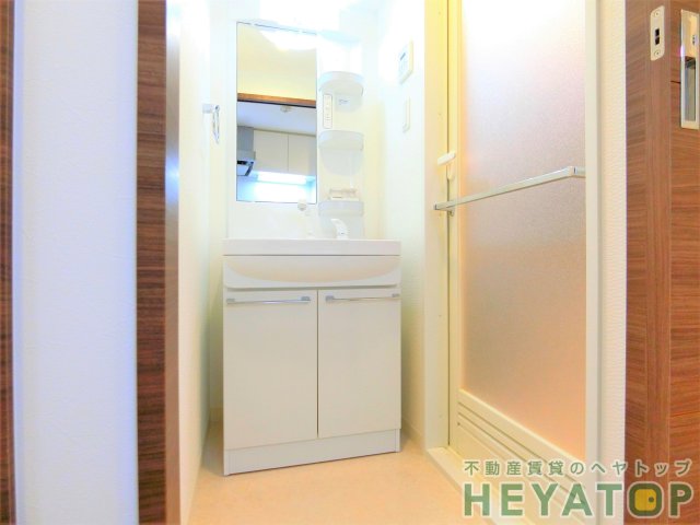 洗面設備　便利なシャワー付き洗面化粧台（同仕様写真）
