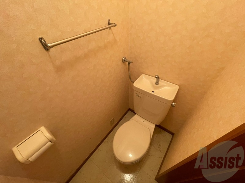トイレ　トイレです。タオル掛けもついて便利ですね。