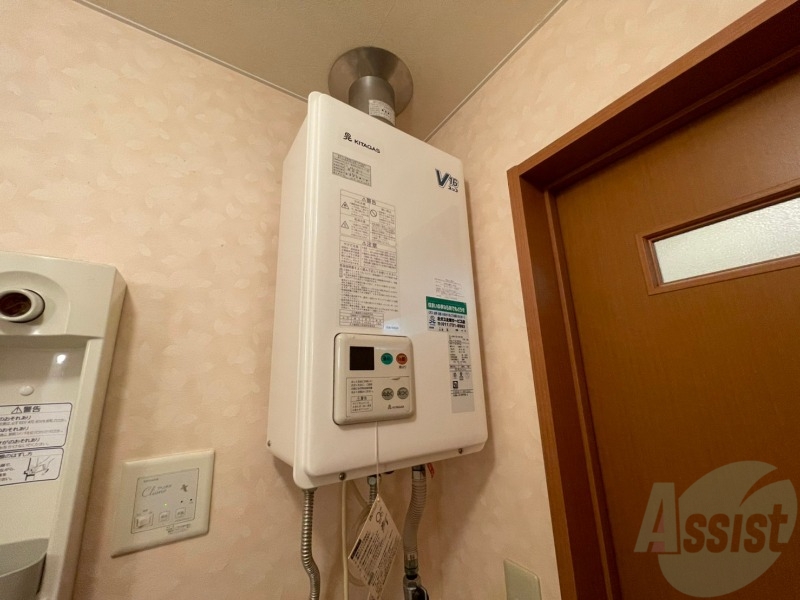 その他設備　給湯器は簡単操作で温度調整ができますよ。