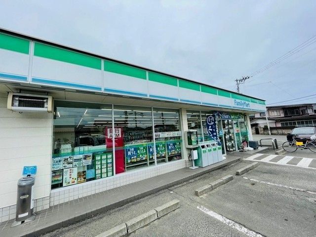 コンビニ　ファミリーマート四郎丸吹上店（コンビニ）まで320m