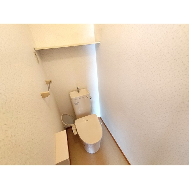 トイレ　同型別部屋使用の為、設備色味等異なる可能