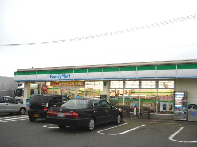コンビニ　ファミリーマート内守谷きぬの里店（コンビニ）まで77m