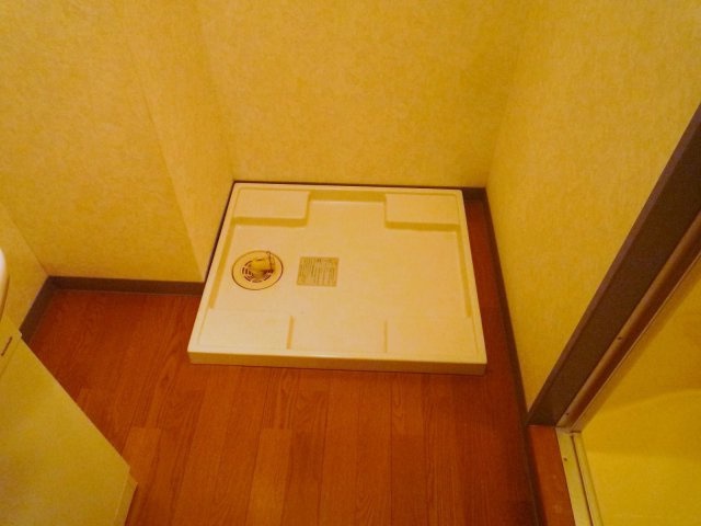 その他設備　防水パン付きの洗濯機置場です。
