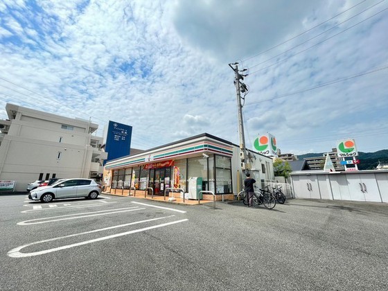 コンビニ　セブンイレブン広島山本１丁目店（コンビニ）まで217m