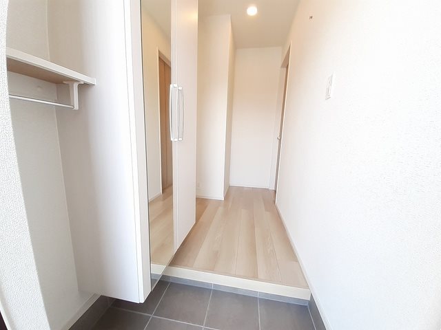 玄関　※別号室の写真です。