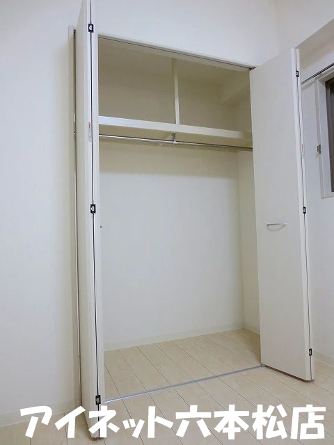 収納　ロングコートもかけられます。