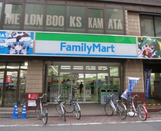 コンビニ　ファミリーマート小浦蒲田駅西店（コンビニ）まで135m