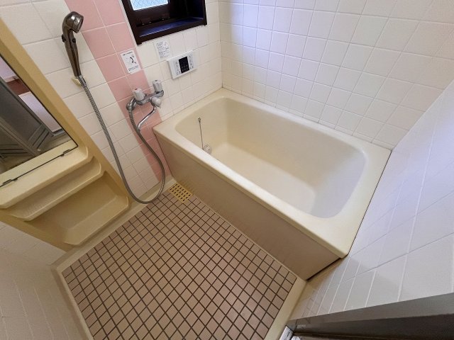 バス・シャワールーム　コンパクトで使いやすいお風呂です