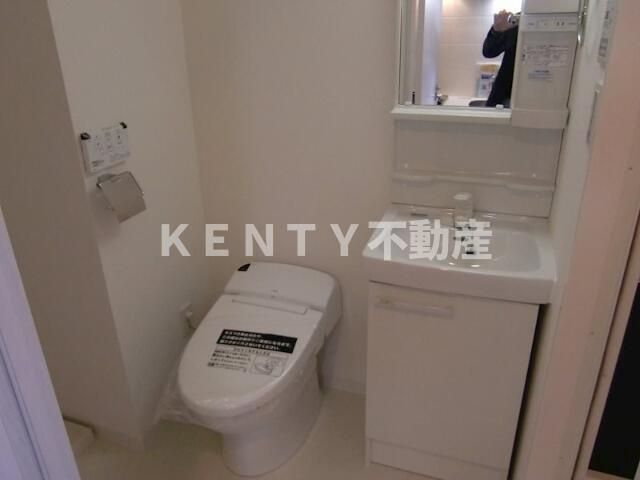 トイレ　落ち着いた色調のトイレです