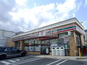 コンビニ　セブンイレブン札幌八軒8条店（コンビニ）まで663m