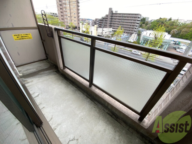 バルコニー　広いバルコニーです。洗濯物が干しやすいですね。