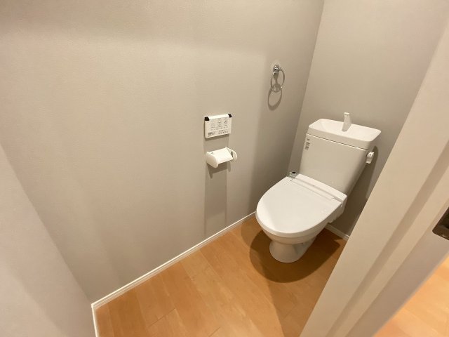 トイレ　温水洗浄便座付きのトイレです♪
