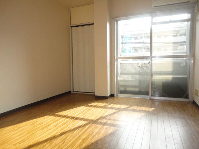 居室・リビング　陽当たり良くお部屋中明るいです