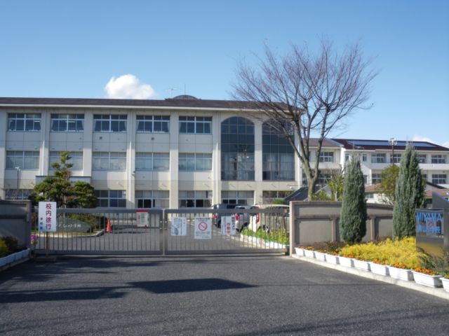 小学校　市立美山小学校（小学校）まで240m
