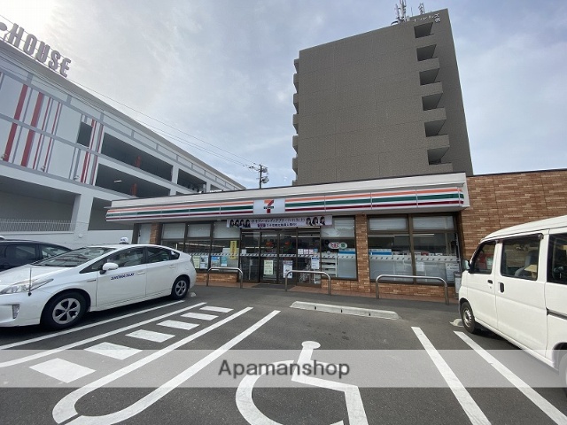 コンビニ　セブンイレブン（コンビニ）まで705m