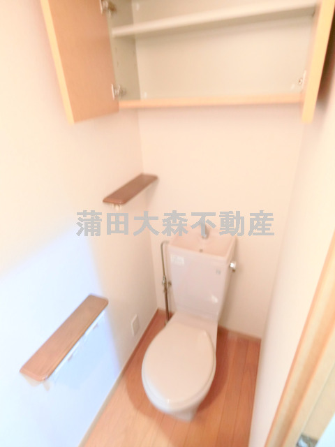 トイレ　棚収納付のトイレ