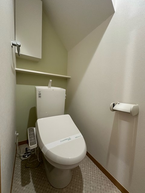 トイレ　トイレは温水洗浄便座付き♪人気のバストイレ別です♪小物を置け