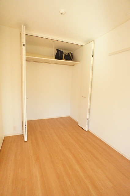 居室・リビング　広めの収納付きが嬉しいお部屋です