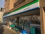 コンビニ　ファミリーマート　世田谷北沢四丁目店（コンビニ）まで990m