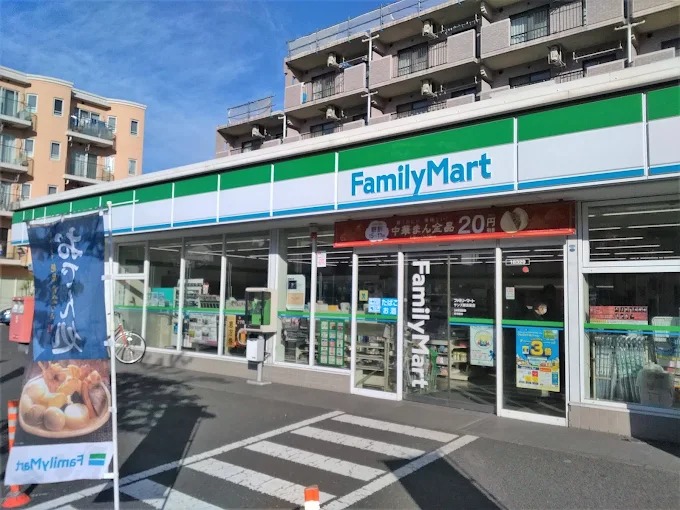 コンビニ　ファミリーマートサンズ新吉田店（コンビニ）まで211m