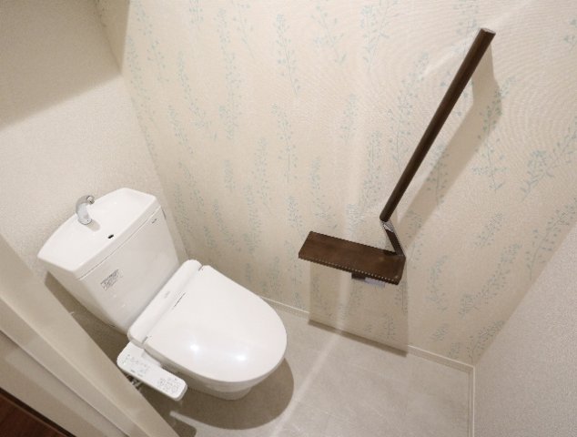 トイレ　落ち着いた色調のトイレです