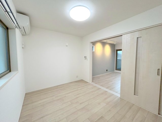 その他部屋・スペース　ゆとりのあるベッドルームで快適な睡眠をとってくださいね。