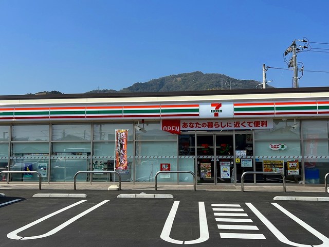 コンビニ　セブンイレブン（コンビニ）まで550m