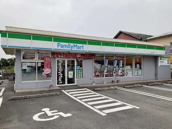 コンビニ　ファミリーマート（コンビニ）まで1300m