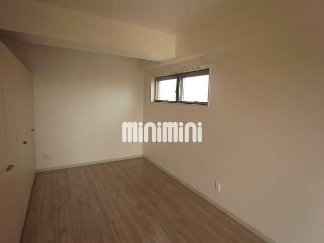 居室・リビング　最上階の角部屋です。側面からも光が差し込みます。